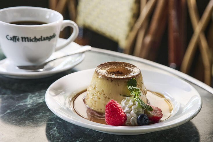 カフェ・ミケランジェロ （caffe Michelangelo）の内観とテラス