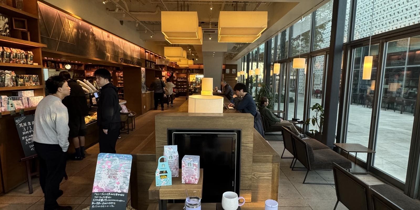 Starbucks代官山蔦屋書店の内観